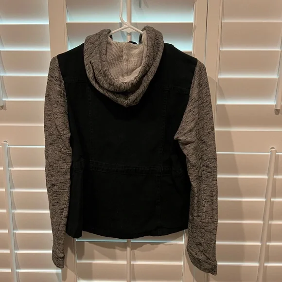 Black Jean jacket with a hood. - Picture 2 of 3